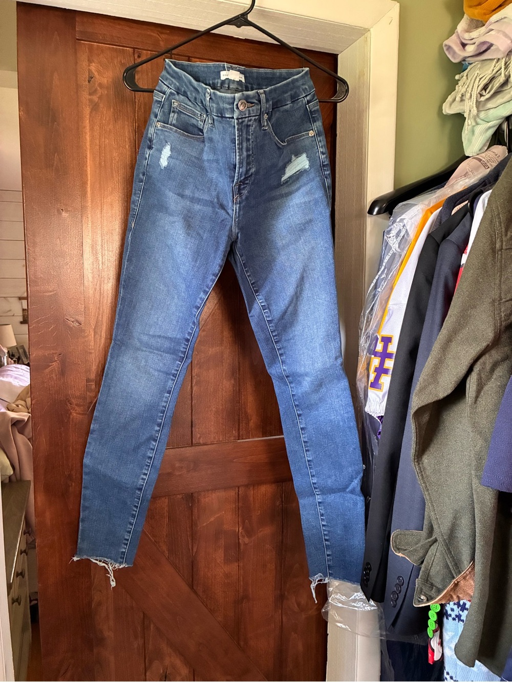 Good American Medium Blue High-Rise Skinny Jeans with Frayed Hem
